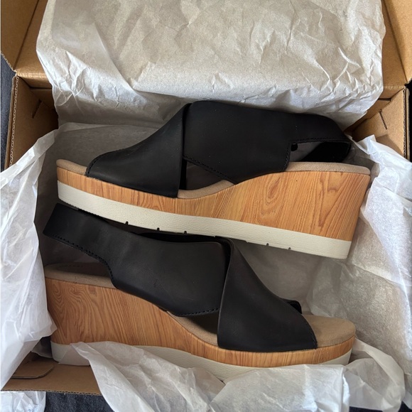 Clarks Black and Tan Wedge Sandals - Picture 1 of 6